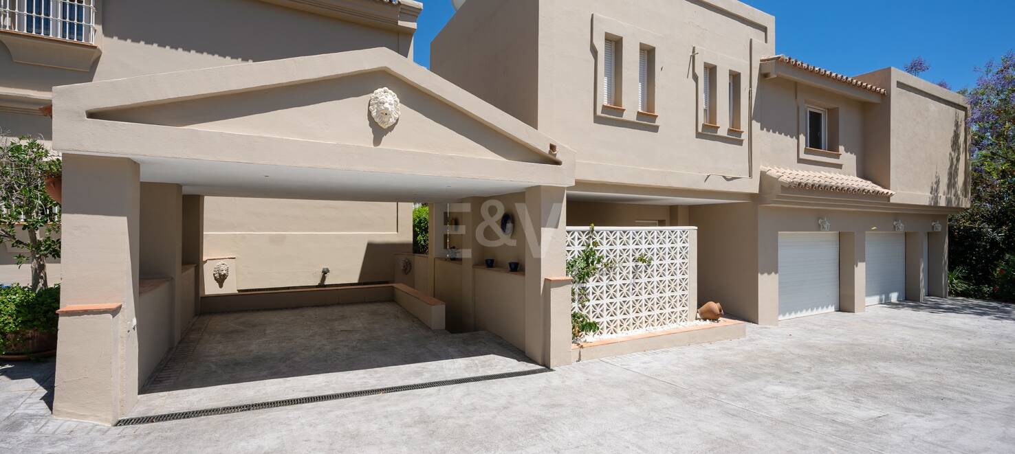 Magnifique Villa de style andalou à Nueva Andalucia avec vue panoramique