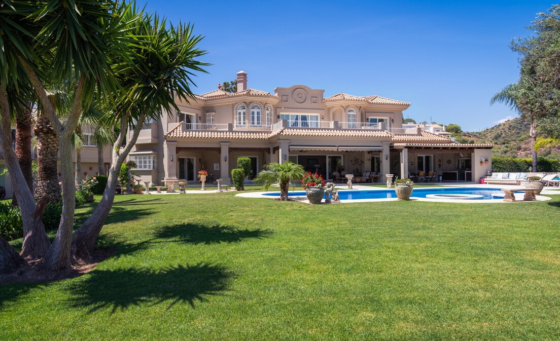 Magnificent Andalusian-style Villa in Nueva Andalucia with panoramic views