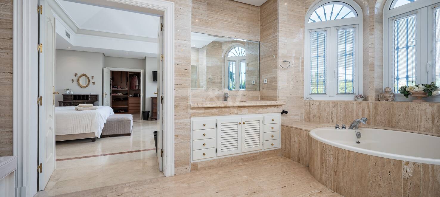 Magnifique Villa de style andalou à Nueva Andalucia avec vue panoramique