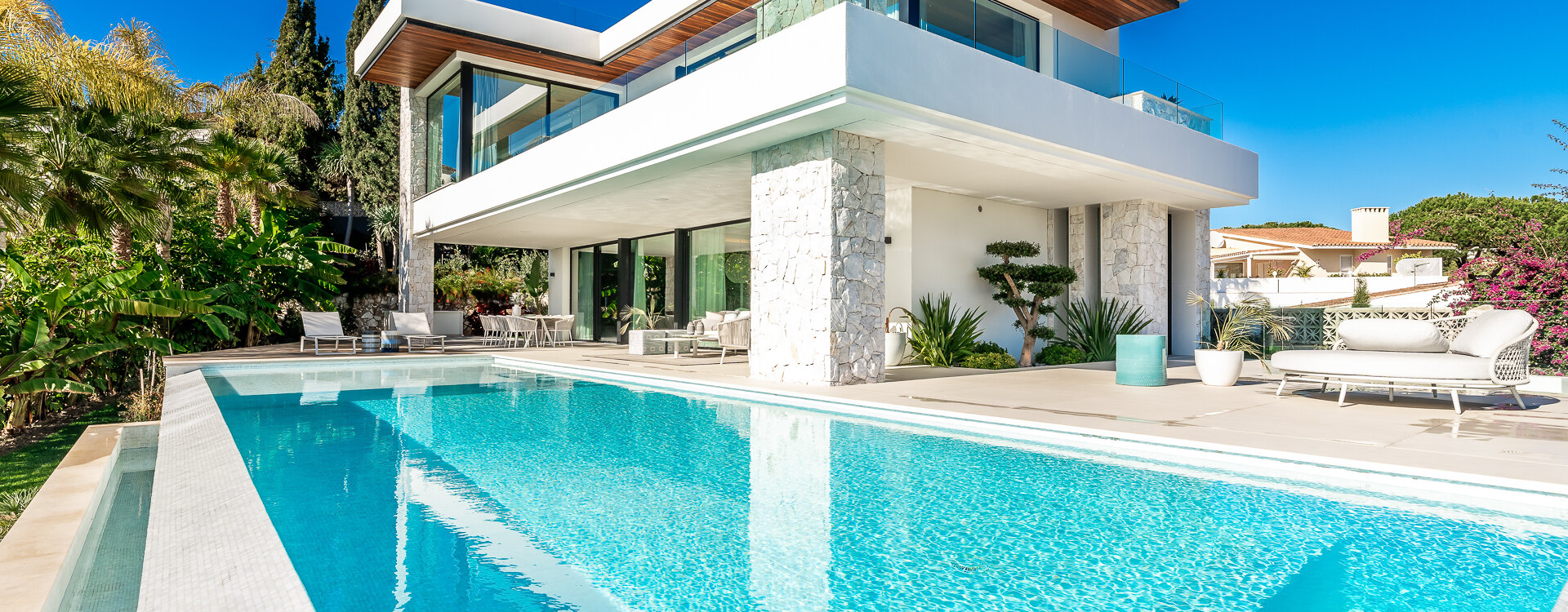 Villa de luxe à Marbesa avec vue sur la mer proche de la plage