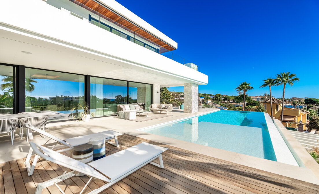 Luxury Villa in Marbesa with Sea Views Close to the Beach
