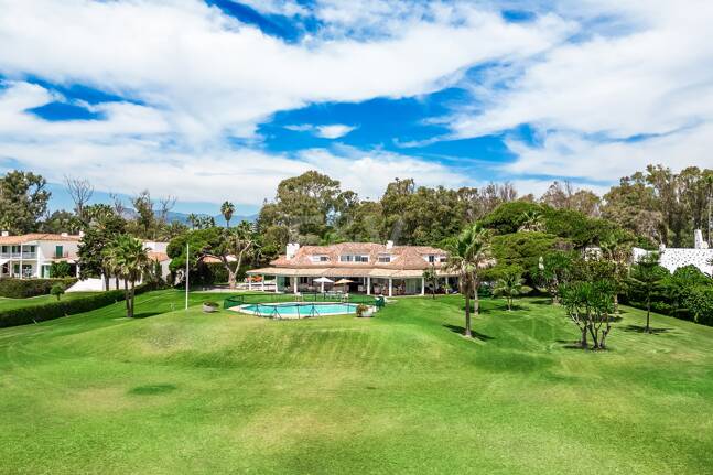 Frontline Guadalmina Terrain de plage avec Villa à Marbella