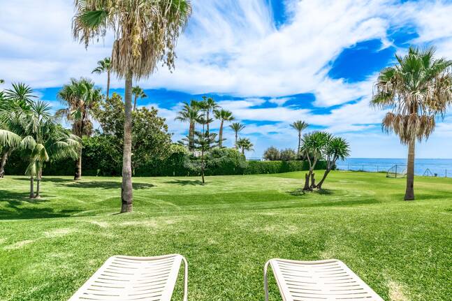 Frontline Guadalmina Terrain de plage avec Villa à Marbella