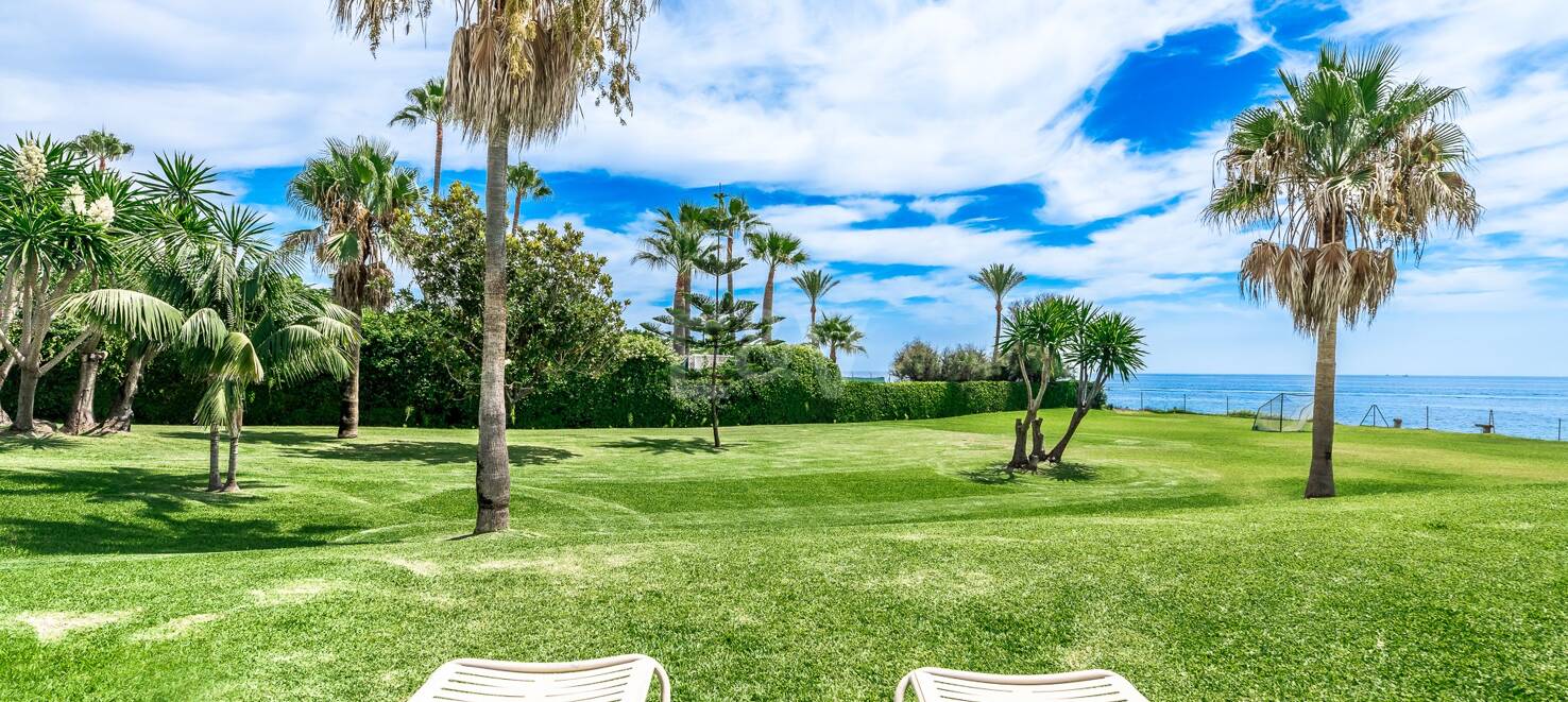 Frontline Guadalmina Terrain de plage avec Villa à Marbella