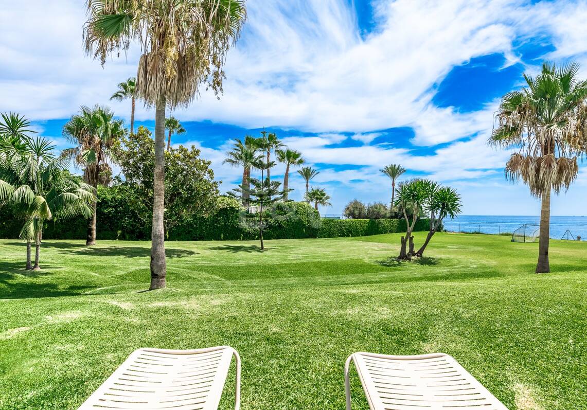 Front line beach villa in Guadalmina baja
