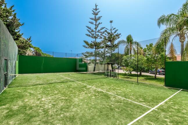 Frontline Guadalmina Terrain de plage avec Villa à Marbella