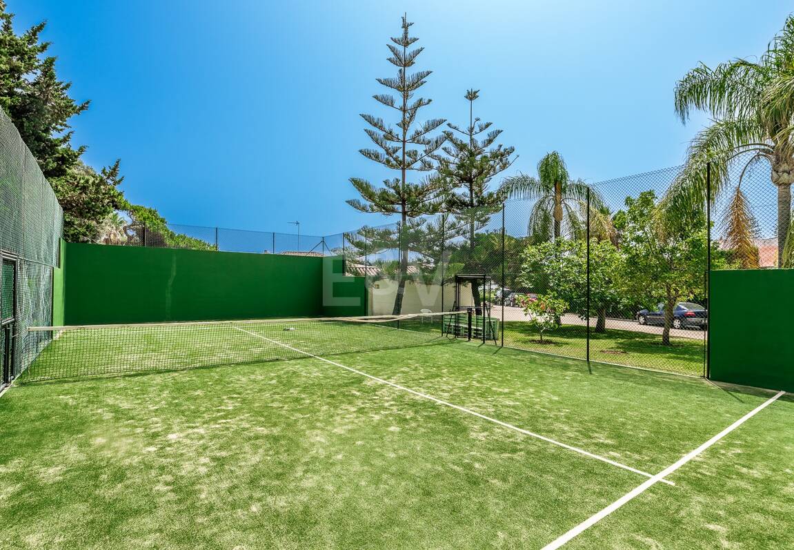 Frontline Guadalmina Terrain de plage avec Villa à Marbella