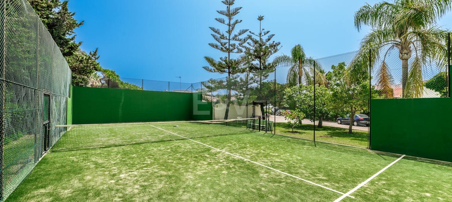 Frontline Guadalmina Terrain de plage avec Villa à Marbella