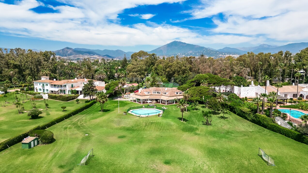 Terreno en primera línea de playa Guadalmina Baja con villa en Marbella