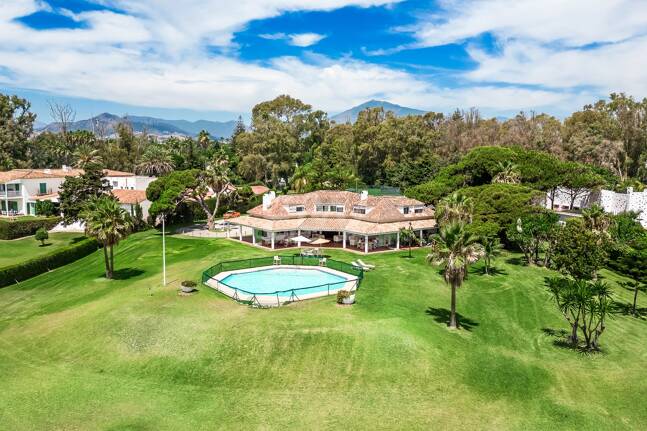 Frontline Guadalmina Terrain de plage avec Villa à Marbella