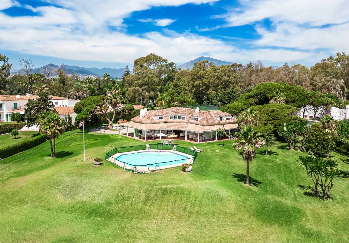 Front line beach villa in Guadalmina baja