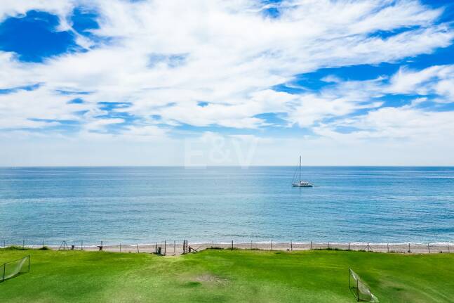 Frontline Guadalmina Terrain de plage avec Villa à Marbella