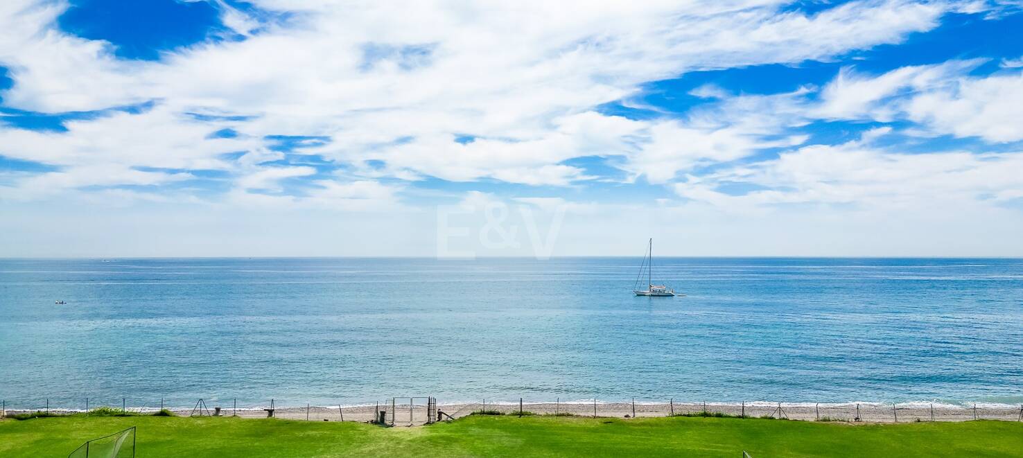 Frontline Guadalmina Terrain de plage avec Villa à Marbella