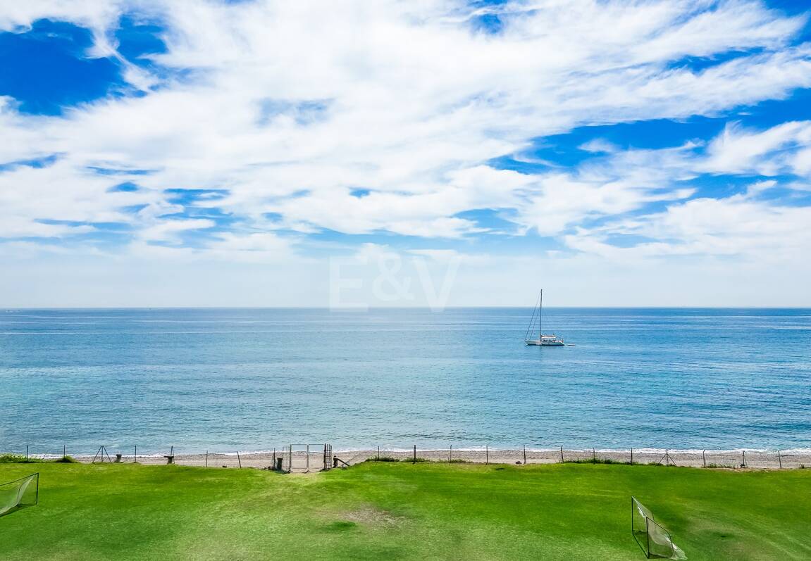 Frontline Guadalmina Terrain de plage avec Villa à Marbella