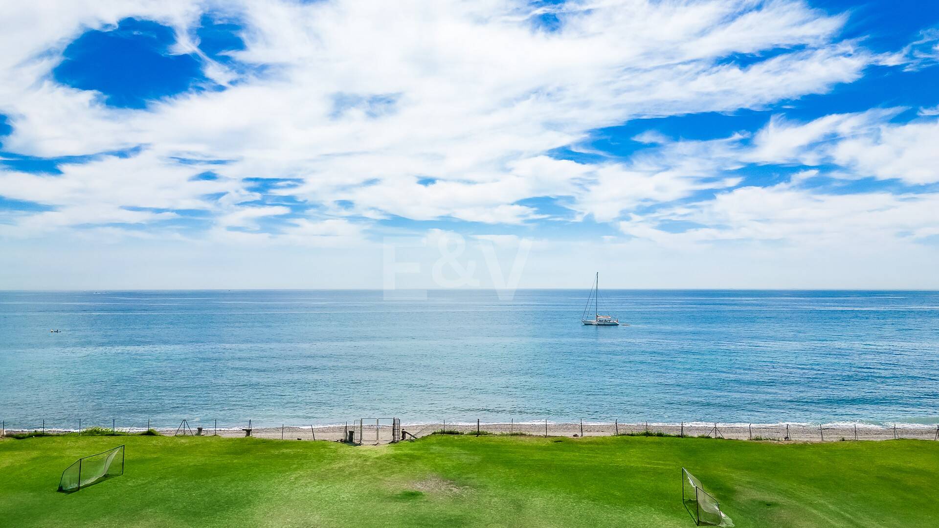 Frontline Guadalmina Terrain de plage avec Villa à Marbella