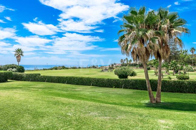 Frontline Guadalmina Terrain de plage avec Villa à Marbella