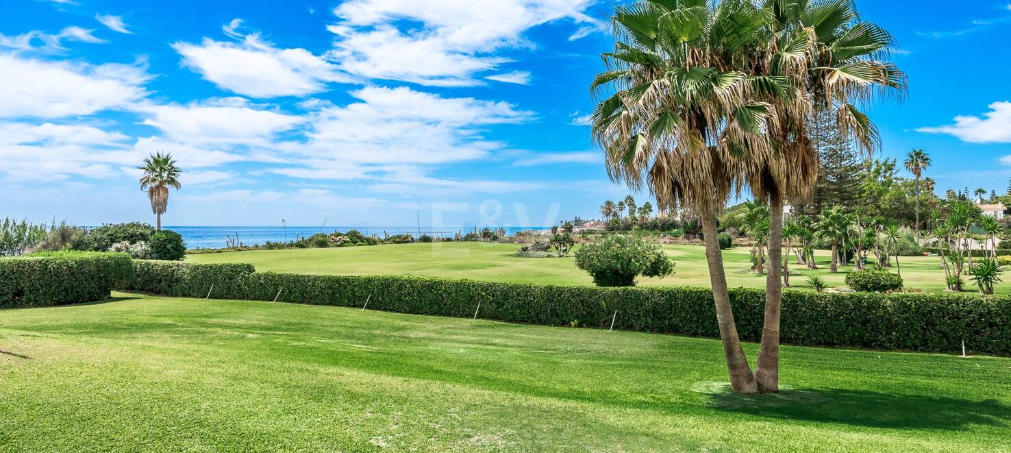 Frontline Guadalmina Terrain de plage avec Villa à Marbella