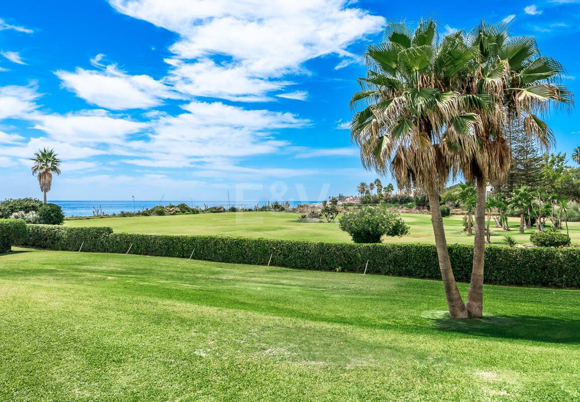 Frontline Guadalmina Terrain de plage avec Villa à Marbella