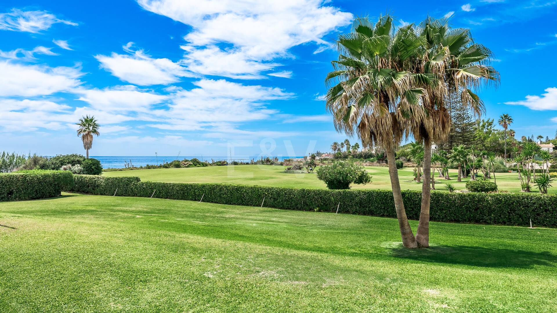 Frontline Guadalmina Terrain de plage avec Villa à Marbella