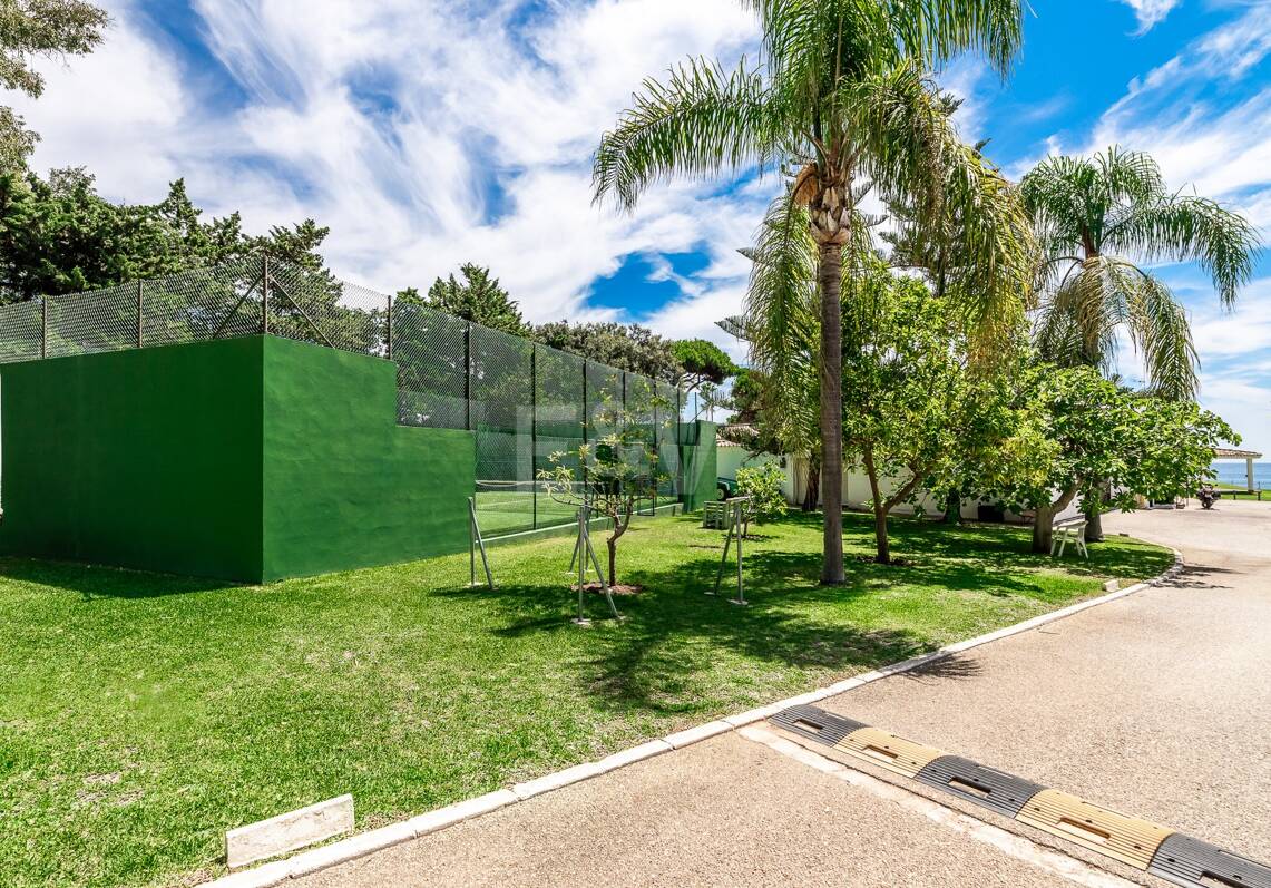 Front line beach villa in Guadalmina baja
