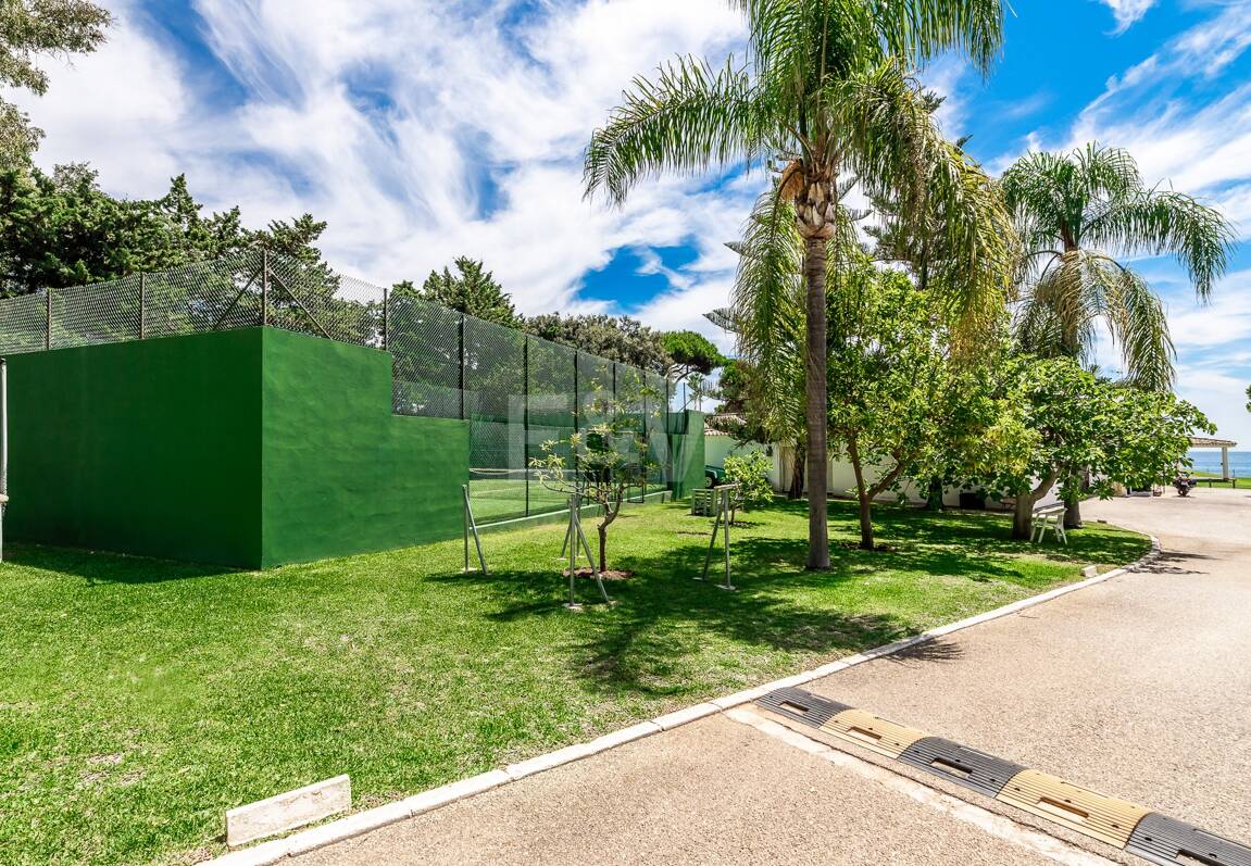 Frontline Guadalmina Terrain de plage avec Villa à Marbella