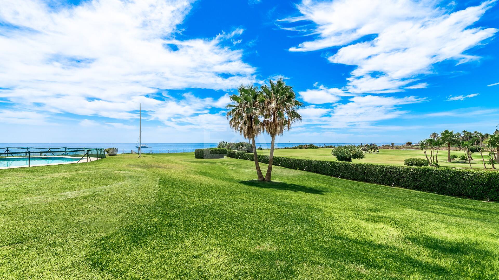 Frontline Guadalmina Terrain de plage avec Villa à Marbella