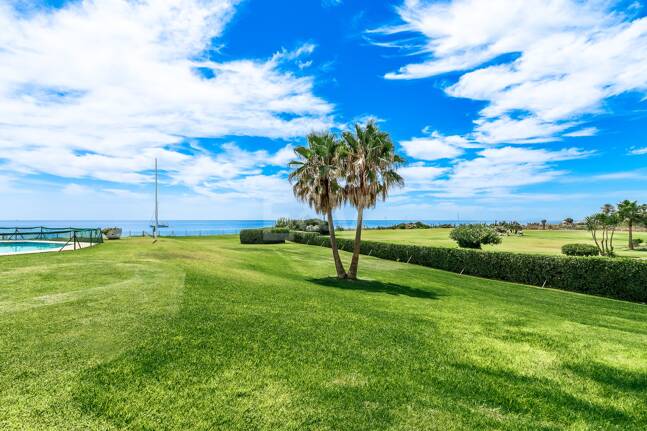 Frontline Guadalmina Terrain de plage avec Villa à Marbella