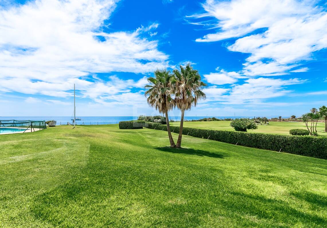 Front line beach villa in Guadalmina baja