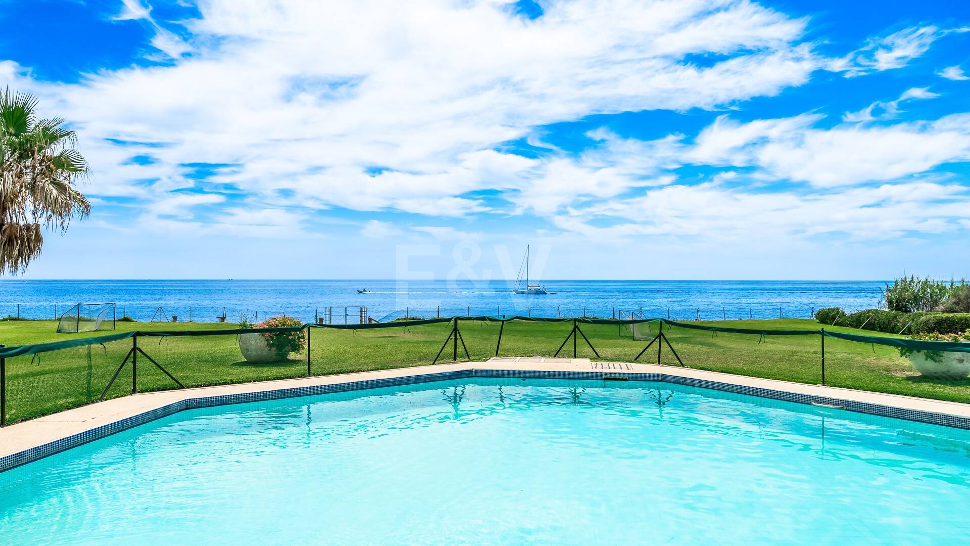 Frontline Guadalmina Terrain de plage avec Villa à Marbella