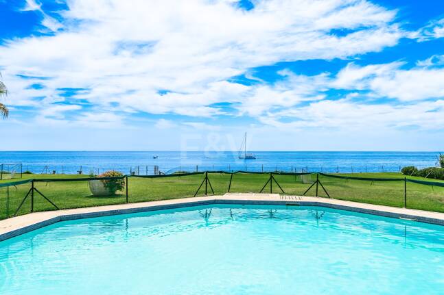 Frontline Guadalmina Terrain de plage avec Villa à Marbella