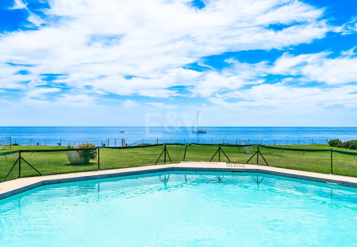 Frontline Guadalmina Terrain de plage avec Villa à Marbella