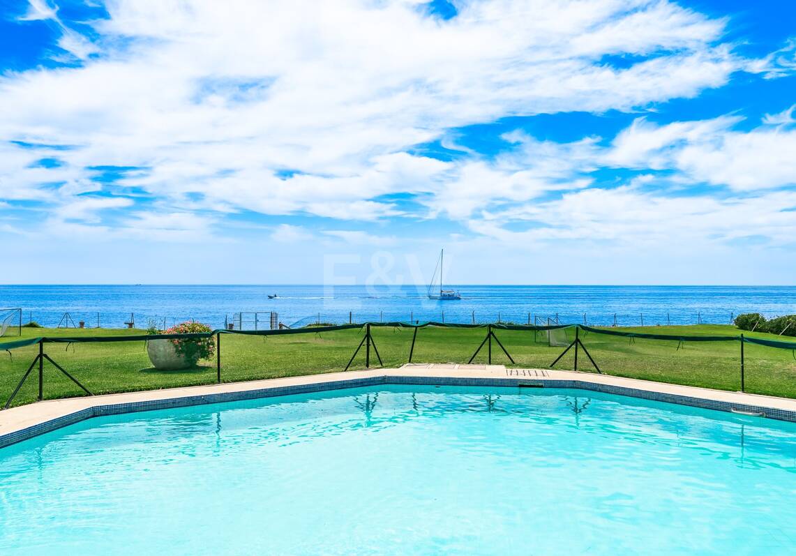 Front line beach villa in Guadalmina baja
