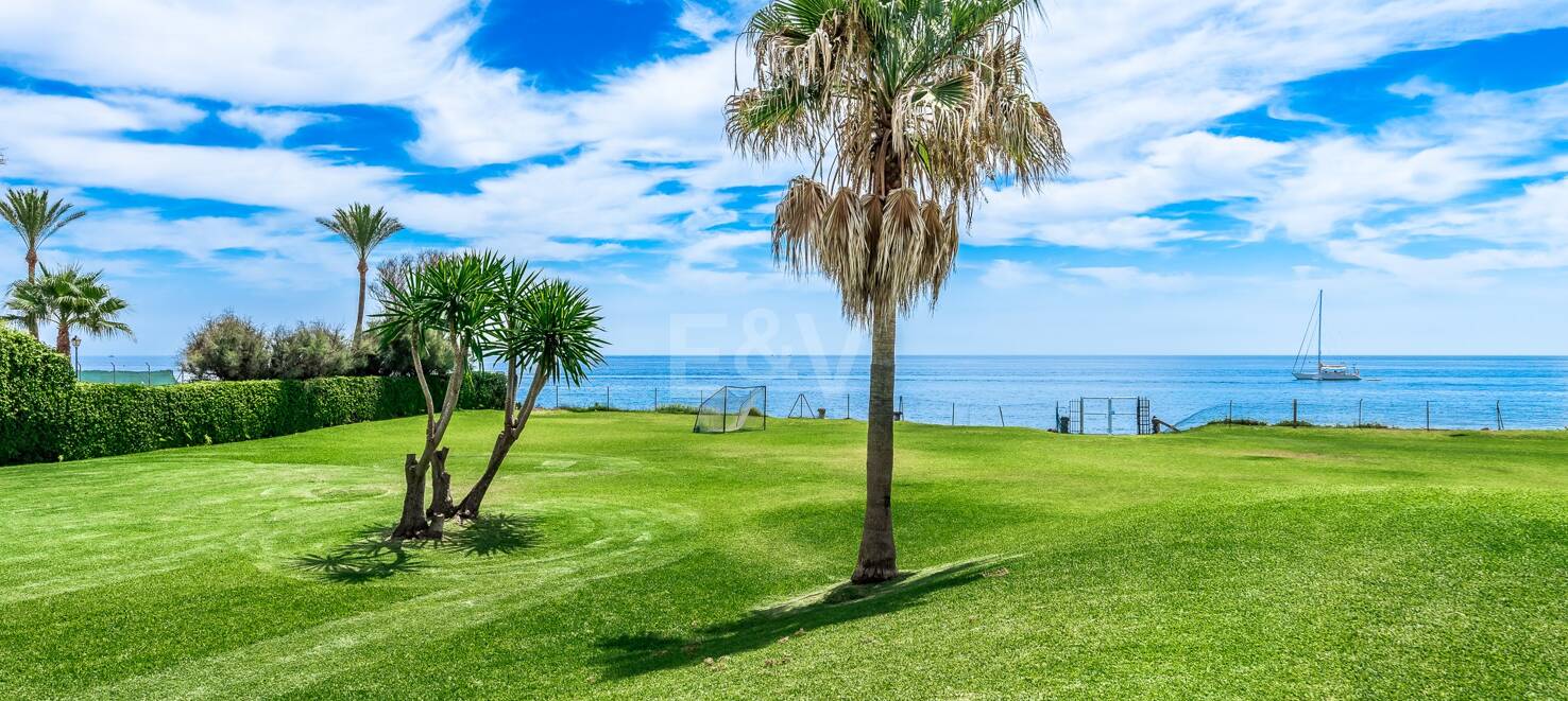 Frontline Guadalmina Terrain de plage avec Villa à Marbella