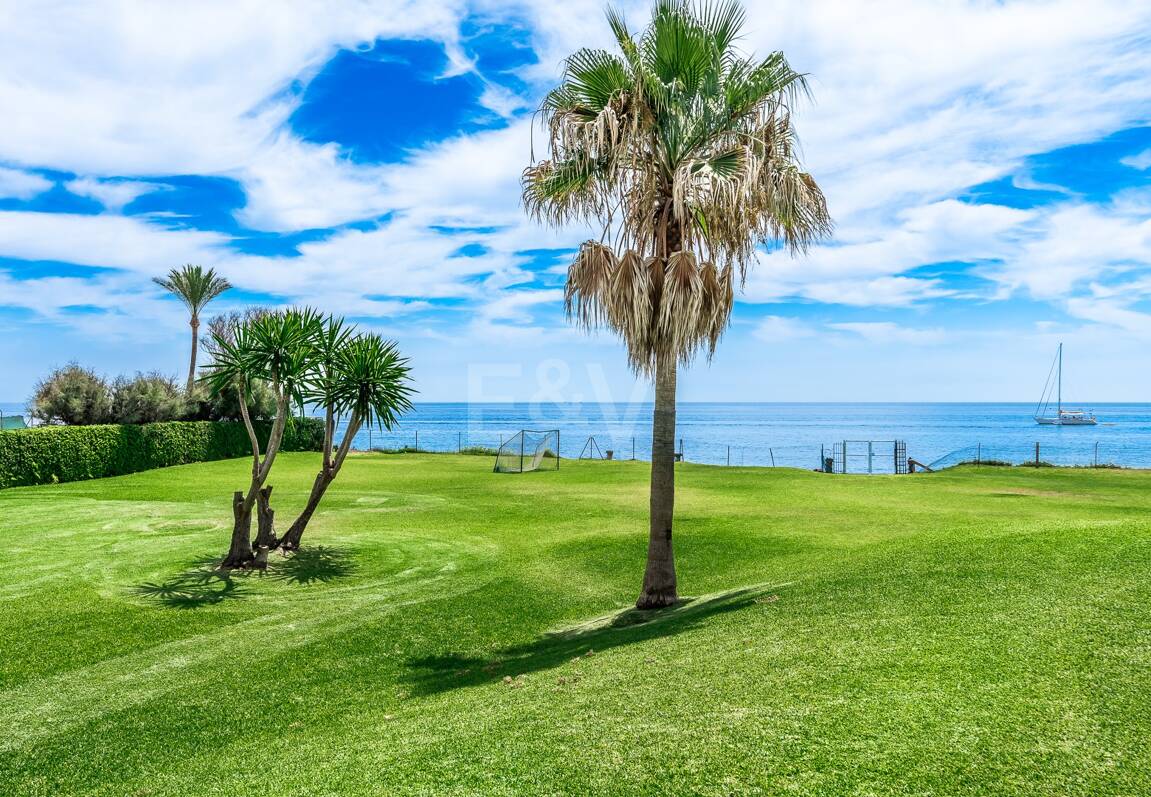 Frontline Guadalmina Terrain de plage avec Villa à Marbella