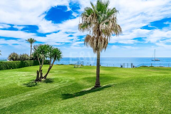 Frontline Guadalmina Terrain de plage avec Villa à Marbella