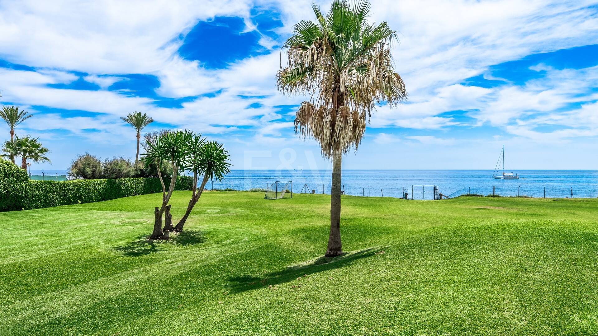 Frontline Guadalmina Terrain de plage avec Villa à Marbella