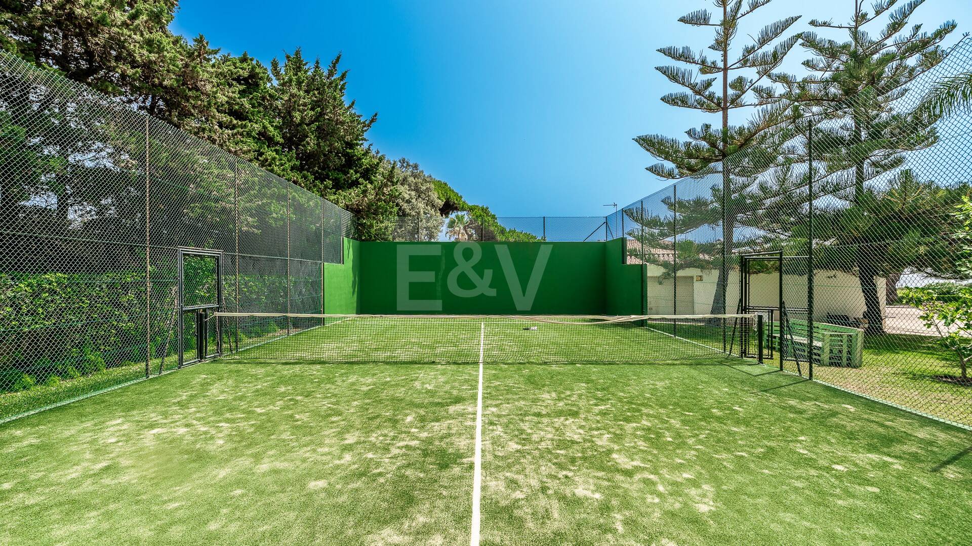 Frontline Guadalmina Terrain de plage avec Villa à Marbella