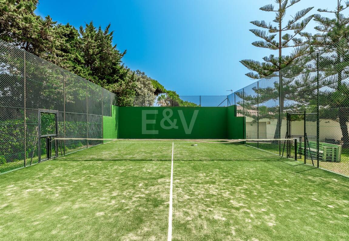 Frontline Guadalmina Terrain de plage avec Villa à Marbella