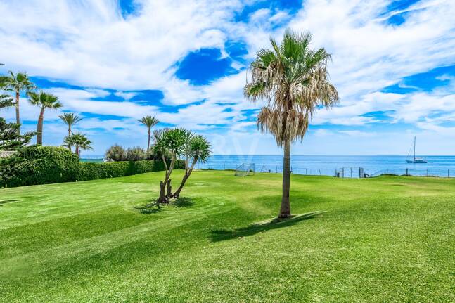 Frontline Guadalmina Terrain de plage avec Villa à Marbella