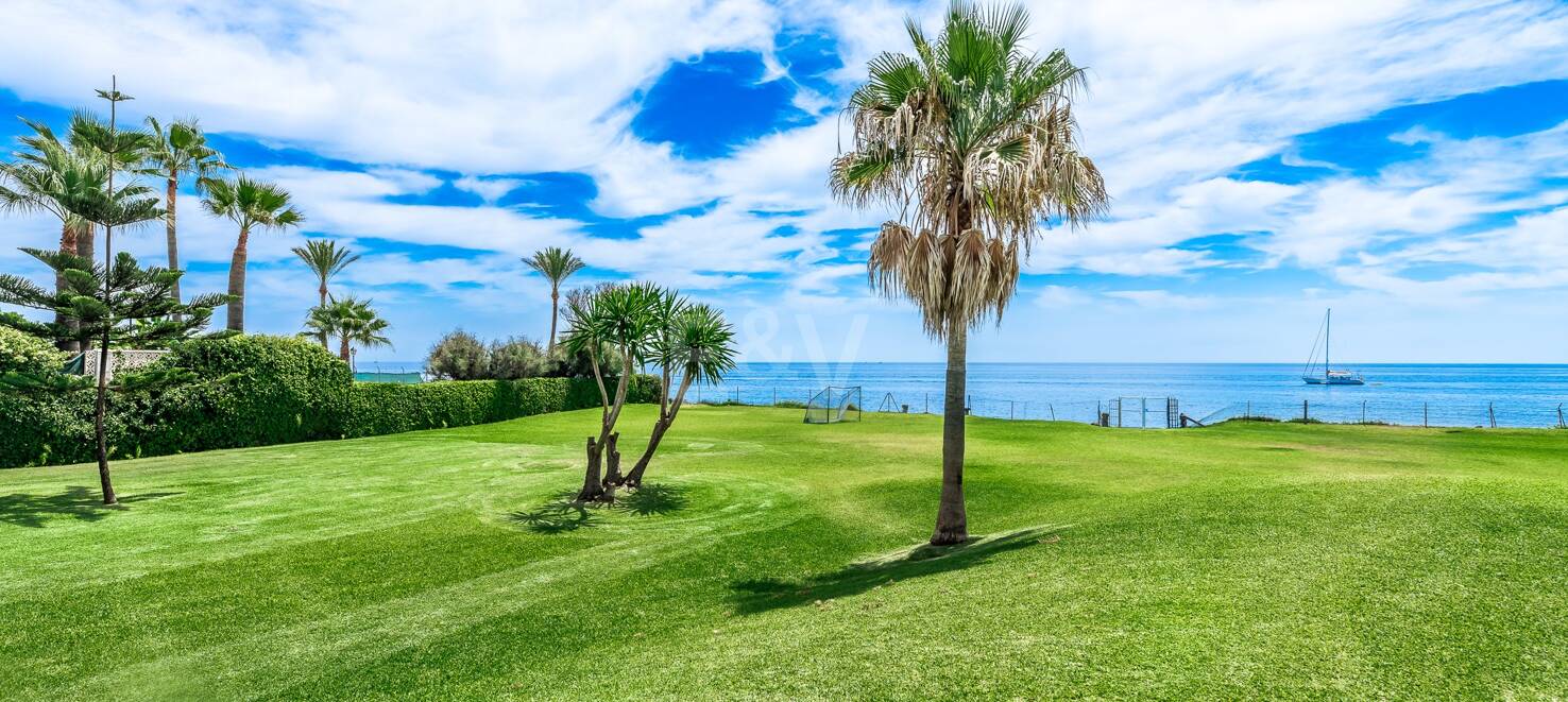 Frontline Guadalmina Terrain de plage avec Villa à Marbella