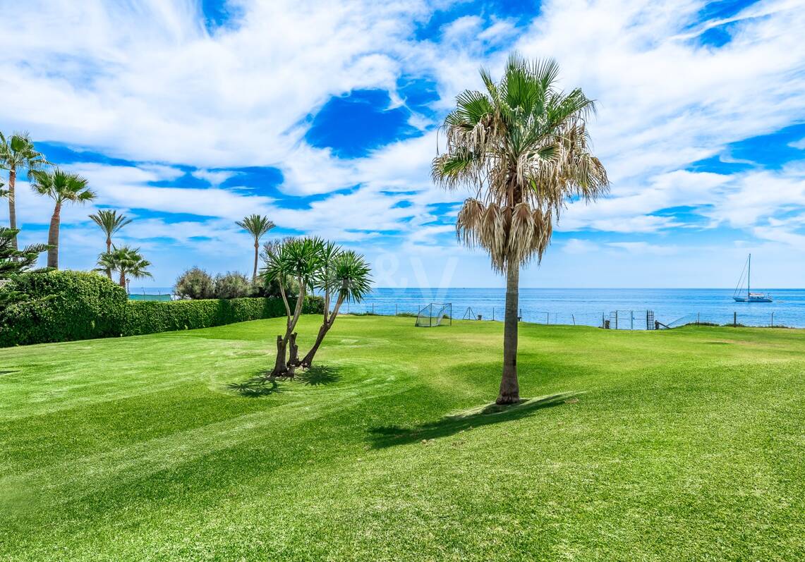Front line beach villa in Guadalmina baja