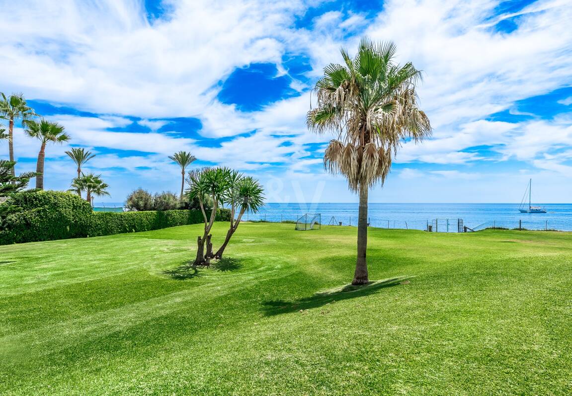 Frontline Guadalmina Terrain de plage avec Villa à Marbella