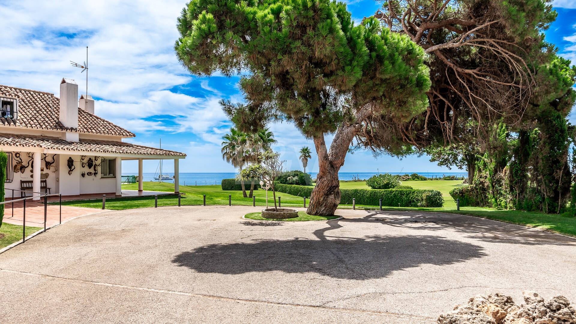 Frontline Guadalmina Terrain de plage avec Villa à Marbella