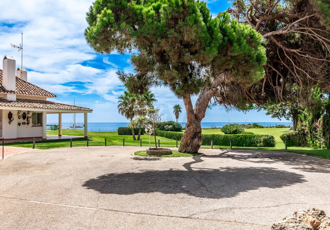 Front line beach villa in Guadalmina baja