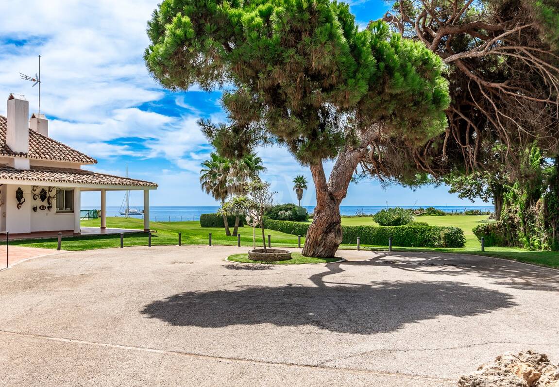 Frontline Guadalmina Terrain de plage avec Villa à Marbella