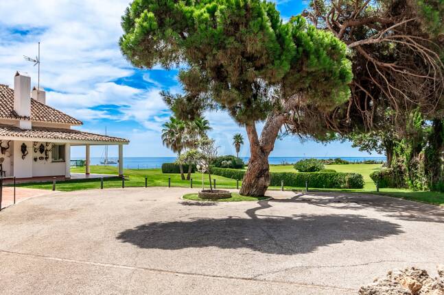 Frontline Guadalmina Terrain de plage avec Villa à Marbella