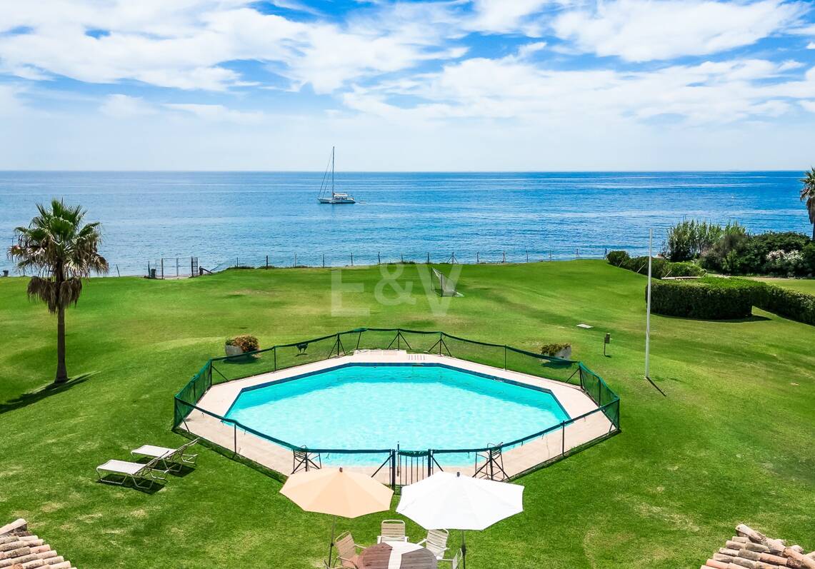 Front line beach villa in Guadalmina baja
