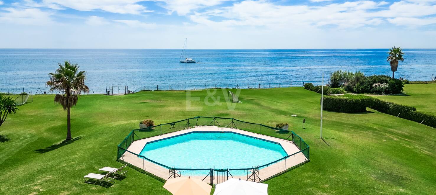 Frontline Guadalmina Terrain de plage avec Villa à Marbella