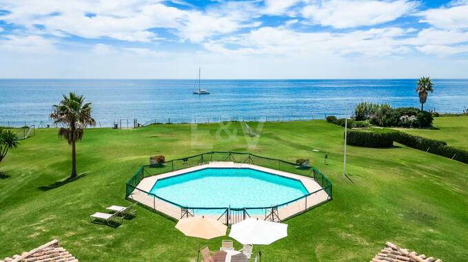 Front line beach villa in Guadalmina baja