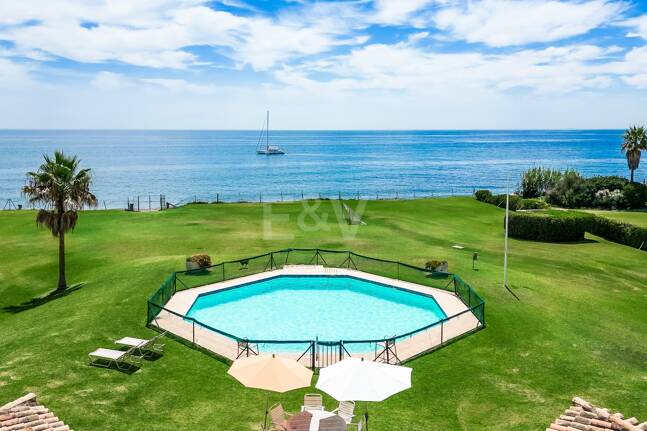 Frontline Guadalmina Terrain de plage avec Villa à Marbella